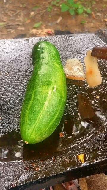 大树烧烤吃瓜,夏日吃瓜新风尚