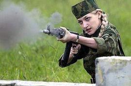 吃瓜乌克兰女兵,战火中的“吃瓜群众”