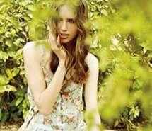 网红美女唱歌背景素材图,歌声如梦背景素材图赏析