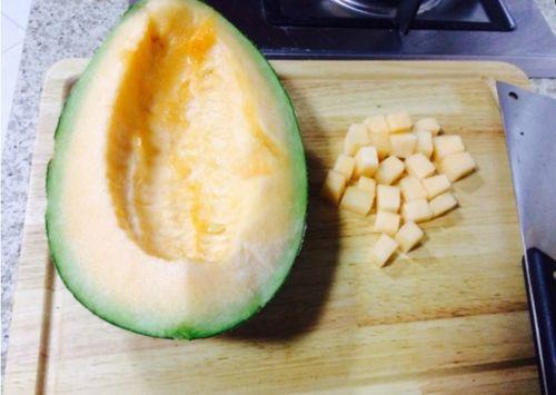 农民吃哈密瓜视频,农民丰收喜悦，哈密瓜视频走红网络